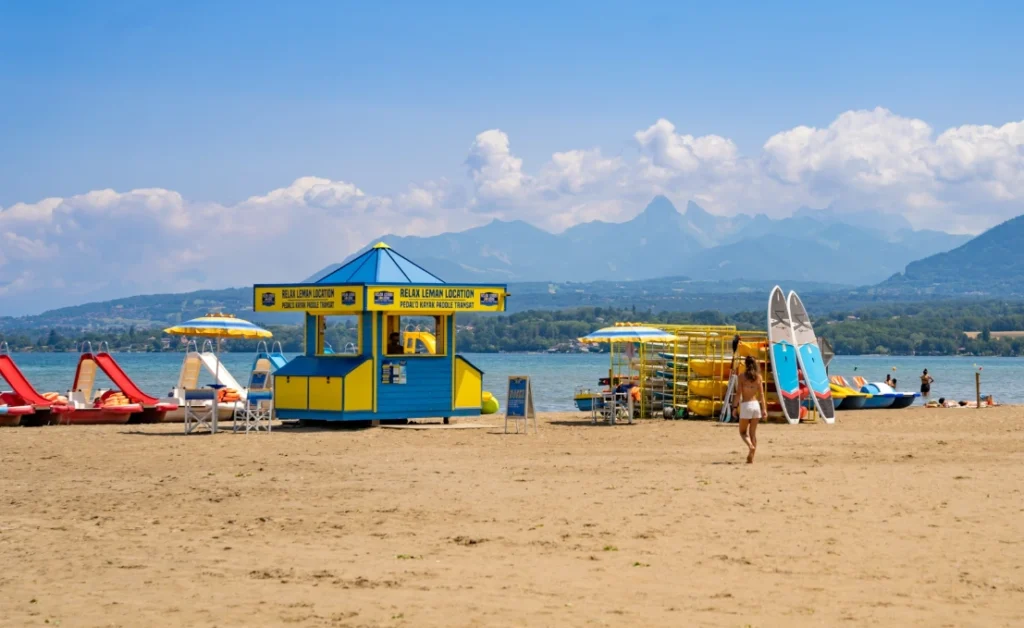 plage d’Excenevex au bord du lac Léman.